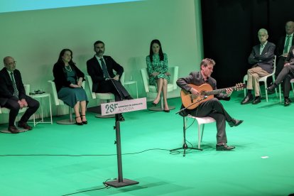 Un miembro de la Banda Municipal de Carboneras ha amenizado el acto tocando un fandanguillo con la guitarra española.