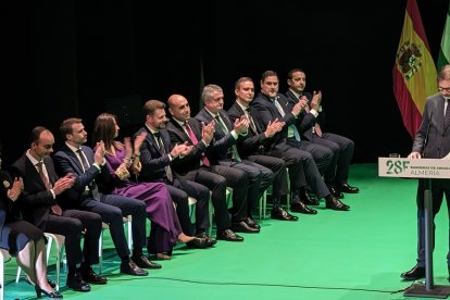 Diferentes autoridades han sido los encargados de entregar las condecoraciones a los galardonados.