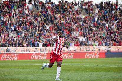 Thievy bate a Claudio Bravo y sale corriendo para cruzar el campo mientras la grada celebra el 1 a 0.