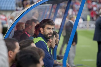 El banquillo del Barcelona con Piqué.