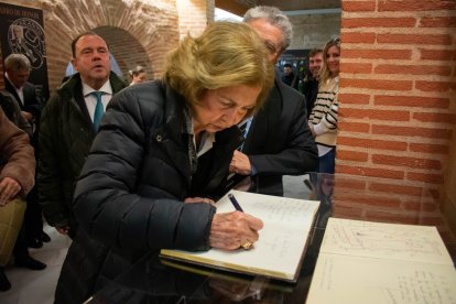 La reina firmó en el libro de honor de la Peña El Taranto.