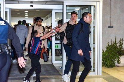 Los jugadores del Barcelona saliendo del aeropuerto.