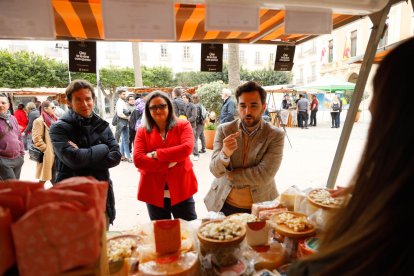 El concejal Carlos Sánchez, acompañado por Yolanda Robles y Francisco Ruiz, del IFAPA.