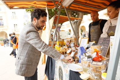 Carlos Sánchez, interesándose por los quesos.