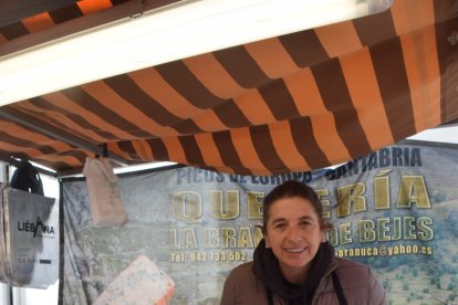 Maribel, con su queso madurado de los Picos de Europa de oveja y trufa