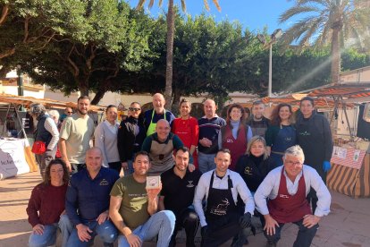 Todos los produtores participantes en la feria en la Plaza Vieja antes de que comenzaran a llegar visitantes,