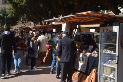 Numerosas personas visitan la Plaza Vieja estos días.