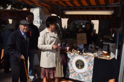 Manuel Martínez y familia degustando los quesos de El Roano.
