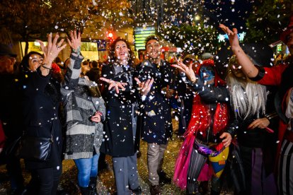 El confeti llenó de color el Paseo de Almería.