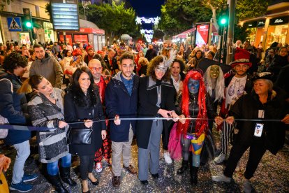 La alcaldesa, María del Mar Vázquez, junto a la presidenta de FEMACA, Montse Bisbal, y representantes de la corporación municipal en el corte de cinta de la Noche en Color.