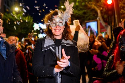 María del Mar Vázquez, luciendo una máscara de Carnaval.