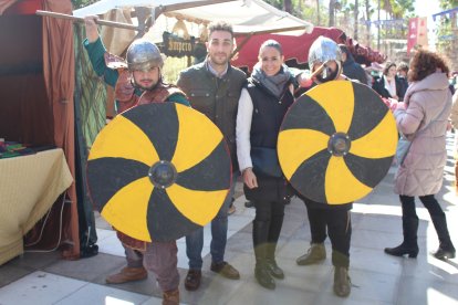 El concejal de Promoción de la Ciudad y Comercio del Ayuntamiento, Jesús Luque, acompañado por la concejal de Movilidad y Seguridad, María del Mar García Lorca, visitando las actividades en la Rambla.