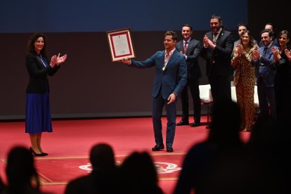 David Bisbal, con la medalla y el diploma que le acreditan como Hijo Predilecto de Almería.
