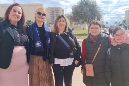 Irene Calderón, delegada del club de fans de Almería, Granada y Jaén, junto a Elena Fuentes, Ángela Artero, María Isabel Vélez e Isabel María Bilbao.