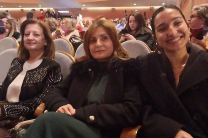 Pilar Albarracín, secretaria de Gerencia del Hospital Universitario Torrecárdenas, Toñi Alcaraz, subdirectora de Enfermería del hospital, y su sobrina, Lucía Cruz.