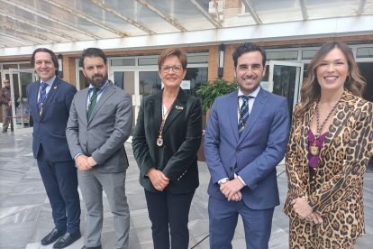 Rafael Burgos, Juan Francisco Rojas, Adriana Valverde, Carlos Sánchez y Ana Martínez Labella, esperando la llegada de Bisbal al Maestro Padilla.