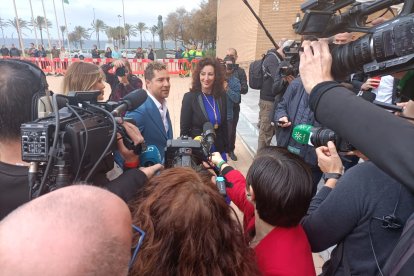 La llegada de David Bisbal al Maestro Padilla entre una nube de periodistas.