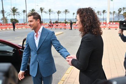 Bisbal y María del Mar Vázquez a la entrada del Auditorio.