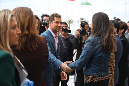 Saludo de David Bisbal a las autoridades al llegar al Auditorio.