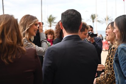 Rosanna Zanetti, esposa de David Bisbal, saluda a las autoridades.