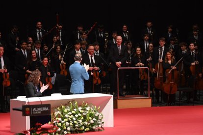 David Bisbal y la alcaldesa aplauden a la Orquesta Ciudad de Almería, dirigida por Michael Thomas.