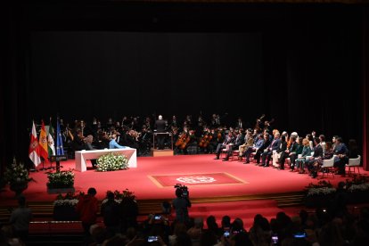 Un momento de la actuación de la OCAL al inicio del acto en el Maestro Padilla.