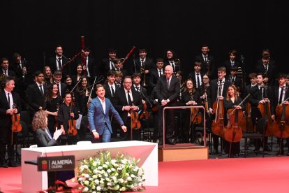 Bisbal, tras saludar a los músicos de la orquesta.