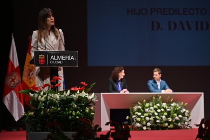 La alcaldesa y David Bisbal, en un gesto de complicidad mientras la presentadora Isabel Jiménez arranca el acto.
