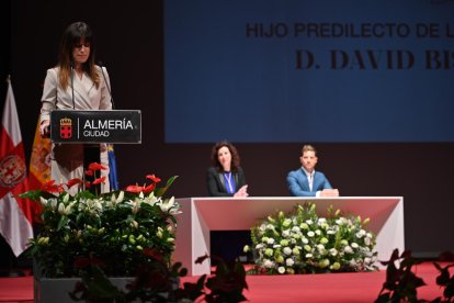 Isabel Jiménez, en un momento de la conducción del acto.