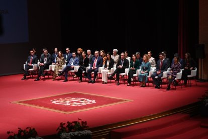 La corporación municipal, sobre el escenario del Maestro Padilla.