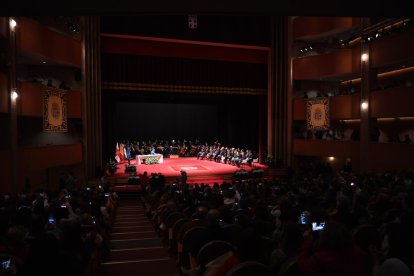 Ambiente de gala en el Auditorio para el nombramiento de Bisbal como Hijo Predilecto.
