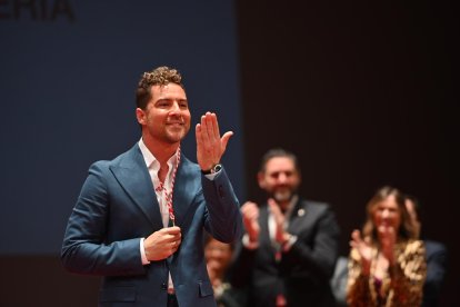 El cantante lanza un beso al público que le acompañó en el homenaje.