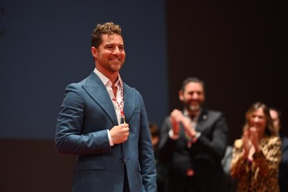 Luciendo orgulloso la medalla de Hijo Predilecto de la Ciudad de Almería.