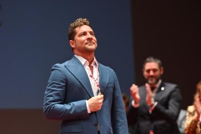 Luciendo orgulloso la medalla de Hijo Predilecto de la Ciudad de Almería.