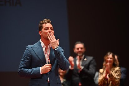 El cantante lanza un beso al público que le arropó en el Maestro Padilla.