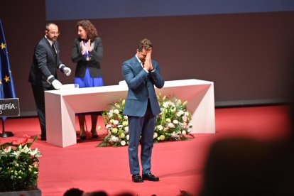 Gesto de agradecimiento de Bisbal sobre el escenario del Maestro Padilla.