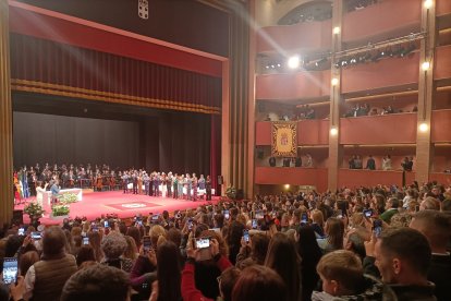 Todos los móviles apuntando a Bisbal.