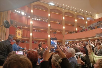 Bisbal atiende a los fans tras el acto.