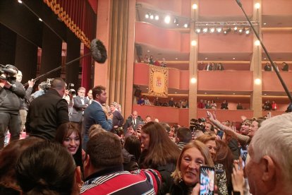 Bisbal atiende a los fans tras el acto.