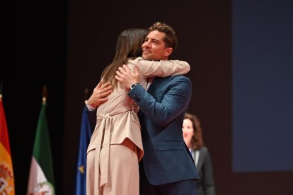 Emotivo abrazo entre Isabel Jiménez y David Bisbal.