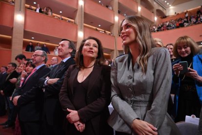 Carmen Crespo, consejera de Agricultura, Pesca, Agua y Desarrollo Rural, junto a la modelo Rosanna Zanetti, esposa de Bisbal.