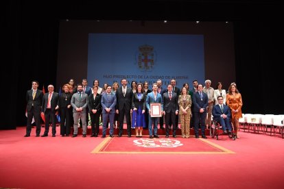 Foto de familia con los concejales del Ayuntamiento de Almería.
