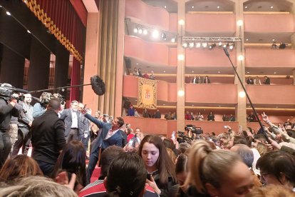 Bisbal atiende a los fans tras el acto.