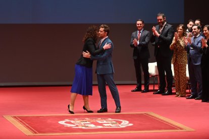 María del Mar Vázquez felicita a David Bisbal tras el nombramiento.