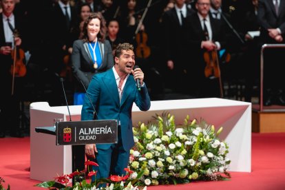 Bisbal se arrancó a cantar Almería, Tierra Noble al final del acto.