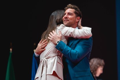 Isabel Jiménez y David Bisbal se funden en un cálido abrazo.