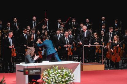 Un cariñoso gesto con una violinista de la Orquesta Joven de Almería (OJAL).