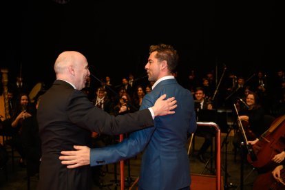 Saludo entre Michael Thomas y David Bisbal.