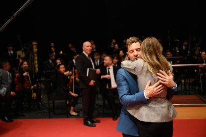 David Bisbal abraza a Rosanna Zanetti.