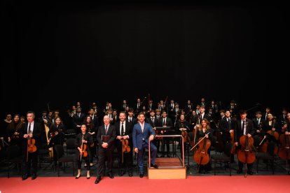 Foto de familia de Bisbal con la OCAL.